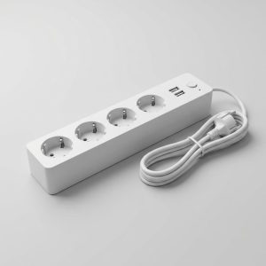 Multiprise connectée blanche à quatre prises françaises et deux ports USB, sur fond gris clair